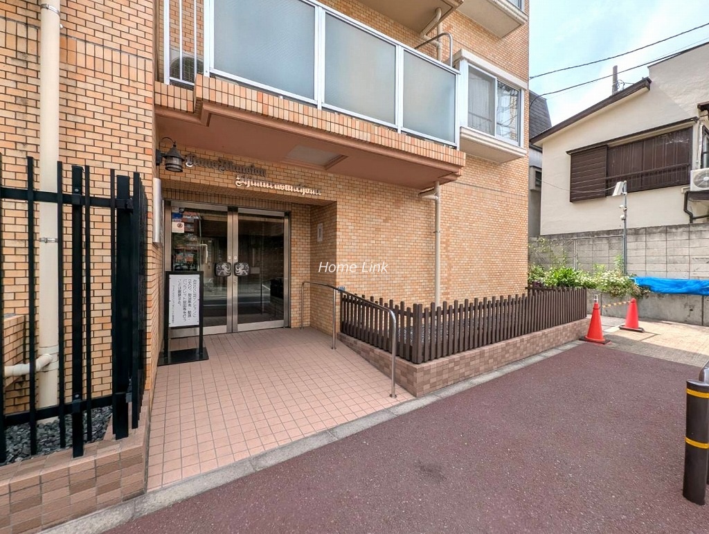 ライオンズマンション志村三丁目　エントランス前